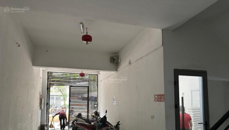 Bán building phố Nguyên Hồng phân lô ô tô tránh có vỉa hè, thang máy DT 84m2 8 tầng mặt tiền khủng