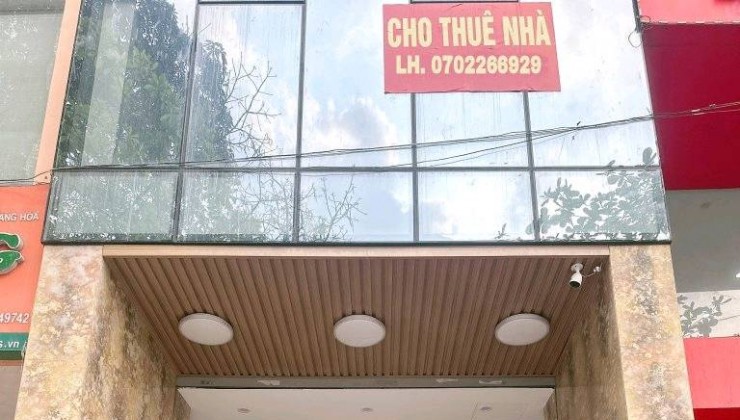 Cho thuê nhà mặt phố Giải Phóng ngã 3 đèn đỏ, 50m.x 4 tầng mt 4,5m 25tr vỉa hè 3,5m