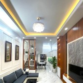 HỘ KHẨU ĐỐNG ĐA ! CỰC GẦN PHỐ, GẦN HỒ HOÀNG CẦU
Nhà 5 tầng 31m2 , Ô TÔ ĐỖ CỔNG, Gi.á nhỉnh 5 tỷ.