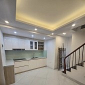 Cần bán nhà Thái Thịnh, Đống Đa cách ô tô 20m, ngõ nông rộng, nhà mới đẹp ở ngay 23m2 x 4 tầng. 4,28 tỷ