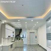 BÁN NHÀ HOÀNG QUỐC VIỆT, DT 40M2, THANG MÁY, GẦN PHỐ, Ở NGAY, CHỈ 10.5 TỶ