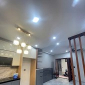 Phố VIP Văn Cao, 5 phút ra Hồ Tây, 10 phút lên phố cổ. Nhà cách mặt phố vài bước chân, ngõ cực rộng, phòng nào cũng có cửa sổ thoáng sáng