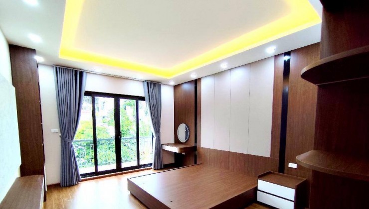 Bán Nhà Phân Lô Ô Tô Vào Nhà - Phố Giải Phóng, 8 Tầng Thang Máy, MT 7.8m, DT 67m² - View Thoáng, Giao Thông Thuận Tiện!