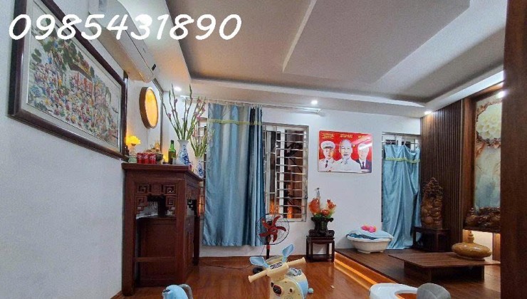 Bán nhà đẹp hơn hoa hậu, phố Kim Giang, Hoàng Mai, xe con cách nhà hơn 20m, gần trường Thăng Long, DT 40m2, lô góc, 5 tầng, giá chỉ 6 đồng hơn.