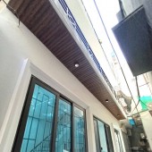 Căn nhà mặt tiền rộng, cách phố 30m - 6 phòng ngủ với ban công, thiết kế nở