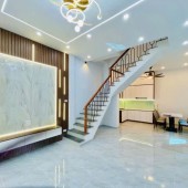 Nhà phố mặt tiền rộng rãi, cách 30m đến đường lớn - 6 phòng ngủ, tất cả đều có ban công và nở hậu.