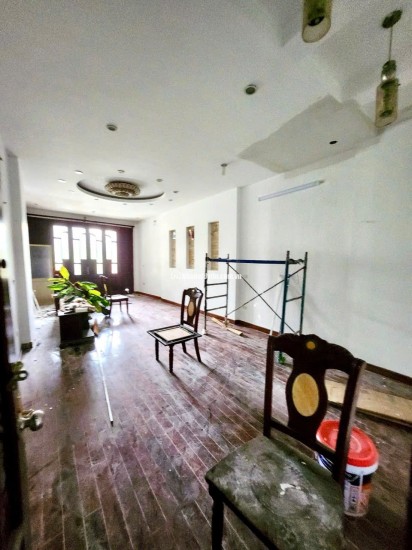 Cho thuê nhà nguyên căn phố Nguyễn Văn Cừ , mặt phố kinh doanh sầm uốt, đi lại thuận tiện. Có vỉa hè rộng để xe