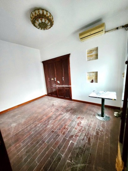 Cho thuê nhà nguyên căn phố Nguyễn Văn Cừ , mặt phố kinh doanh sầm uốt, đi lại thuận tiện. Có vỉa hè rộng để xe