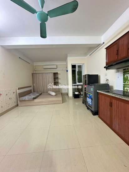 Cho thuê nhà nguyên căn phố Nguyễn Văn Cừ , mặt phố kinh doanh sầm uốt, đi lại thuận tiện. Có vỉa hè rộng để xe