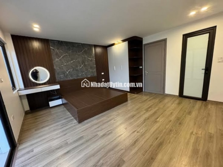 Nhà mới Đàm Quang Trung - Cổ Linh - Long Biên thang máy lô góc, gara oto