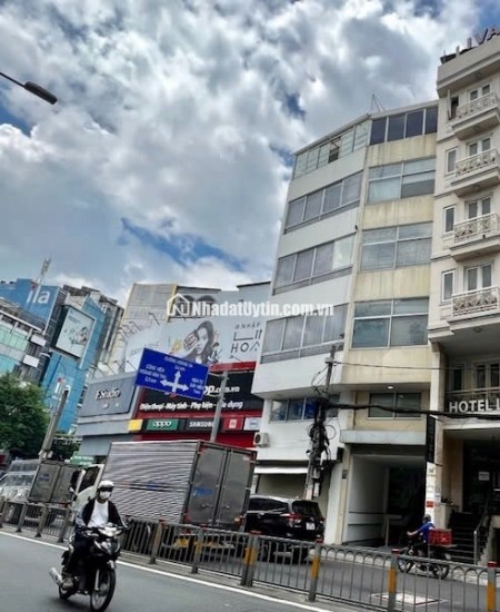 **TÒA NHÀ HAI MẶT TIỀN CHO THUÊ GẦN NGÃ TƯ HOÀNG VĂN THỤ VÀ CỘNG HÒA**