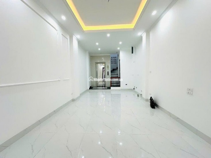 Bán nhà Định Công Thượng – 35m – 5 Tầng – Thang Máy – 20m ra mặt Phố ô tô Tránh – 8.5 Tỷ