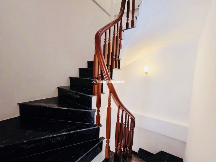 NHÀ XÂY MỚI CHỦ TẶNG FULL SANG TRỌNG, TRUNG TÂM CẦU GIẤY Ở SƯỚNG
