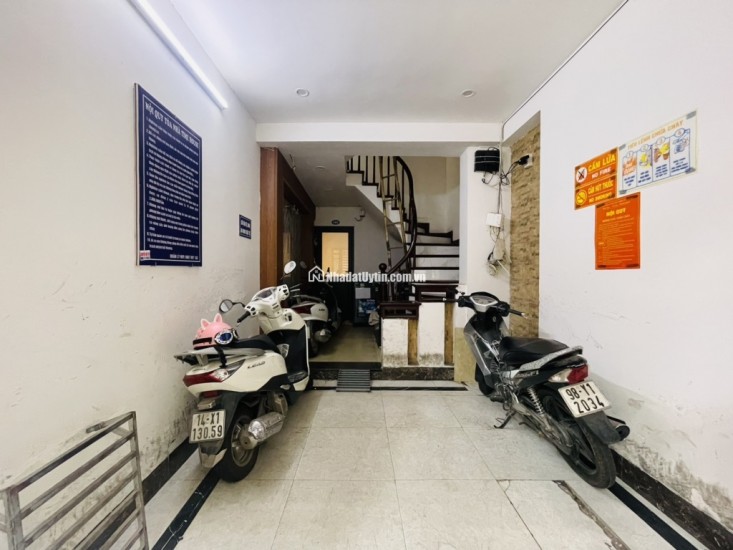 Nhà lô góc, phòng nào cũng có ánh sáng tự nhiên.
Nhà còn mới, đã full phòng, khách vào chỉ việc vận hành.