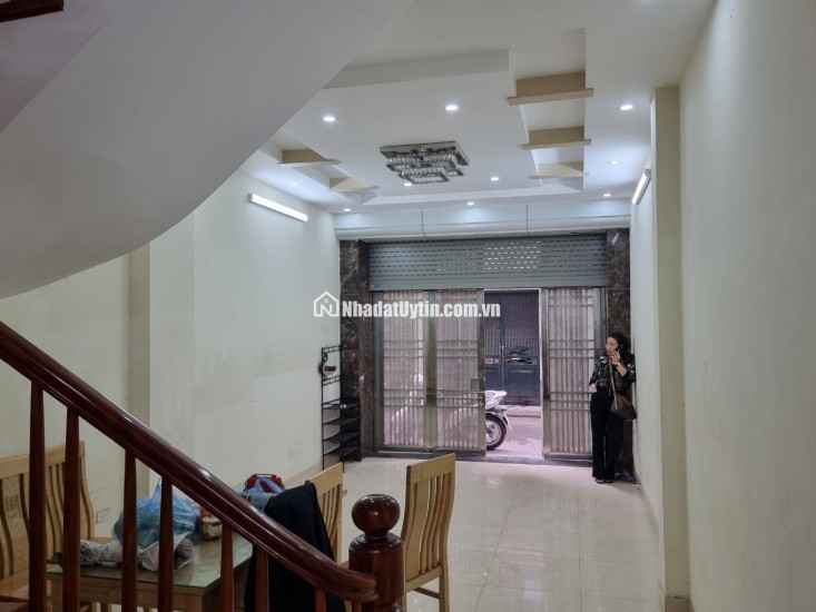 Khu phân lô ô tô tránh chạy vòng quanh, hiếm nhà bán, xây dựng rất kiên cố chắc chắn, kinh doanh tốt, hoặc phù hợp văn phòng Công ty.