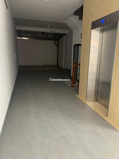 Chính chủ cho thuê nhà diện tích lên tới 290 m2, 3 tầng mới xây dc 6 tháng, oto tránh trước nhà, đỗ vào nhà oto 7 chỗ , giá 30tr/1 tháng