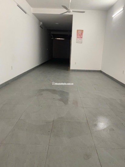 Chính chủ cho thuê nhà diện tích lên tới 290 m2, 3 tầng mới xây dc 6 tháng, oto tránh trước nhà, đỗ vào nhà oto 7 chỗ , giá 30tr/1 tháng