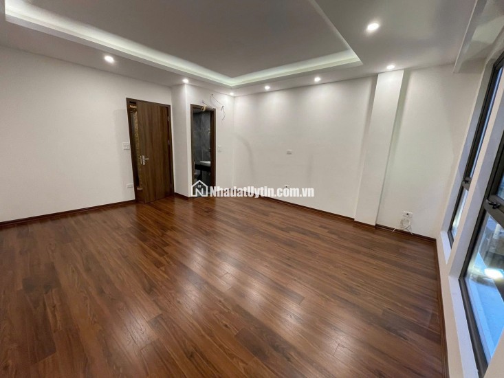 Bán Nhà Phố Hoàng Cầu - 45m x 7 Tầng Thang Máy - Ô Tô Đỗ Cửa - Giá 15,3 tỷ