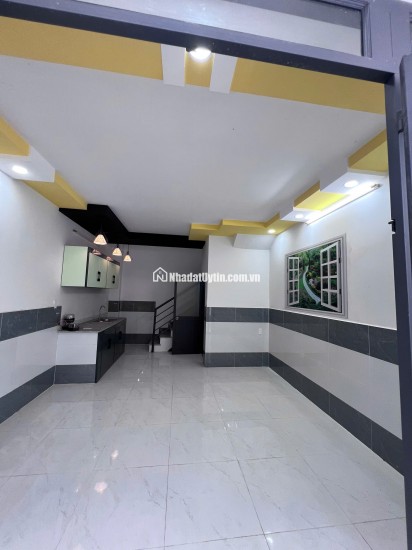 Bán gấp nhà 2 tầng gần chợ Hóc Môn, sổ hồng riêng, giá chỉ 750 triệu, vào ở ngay!