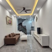 Vị trí trung tâm, ngõ rộng, thoáng, khu dân trí cao, an ninh tốt.  Full nội thất: