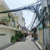 BÁN NHÀ QUẬN 7 
+ Kết Cấu Nhà: MT Đang Kinh Doanh gồm trệt, lầu, ST, gồm 2PN, 2WC, Sân Thượng, Bếp, Phòng Khách 
+ Phía sau có 8 Phòng Trọ Cho Thuê