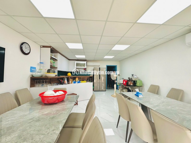 Bán Gấp Nhà Mặt Phố Nguyễn Văn Cừ 198m2, 5T, MT 8m, 2 Thoáng,  6X Tỷ Kinh Doanh Dòng Tiền