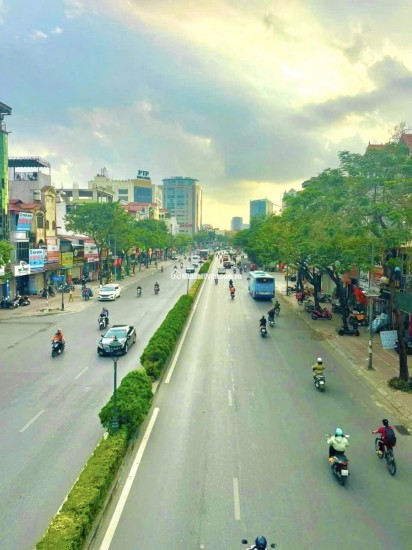 Bán Gấp Nhà Mặt Phố Nguyễn Văn Cừ 198m2, 5T, MT 8m, 2 Thoáng,  6X Tỷ Kinh Doanh Dòng Tiền