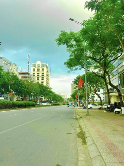 Bán Gấp Nhà Mặt Phố Nguyễn Văn Cừ 198m2, 5T, MT 8m, 2 Thoáng,  6X Tỷ Kinh Doanh Dòng Tiền