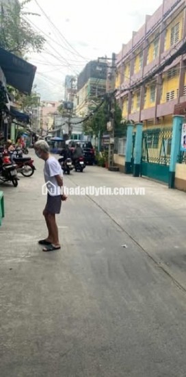 Nhà hiếm, sát mặt tiền Lạc Long Quân, gần chợ, gần trường học