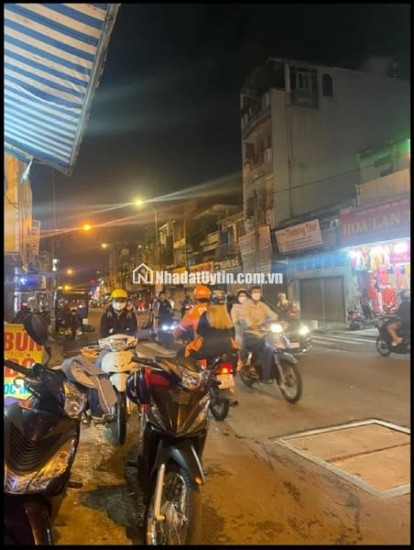 Nhà hiếm, sát mặt tiền Lạc Long Quân, gần chợ, gần trường học