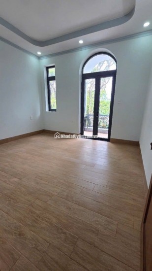 BÁN NHÀ PHỐ MỚI TINH THIẾT KẾ TÂN CỔ ĐIỂN - XE HƠI ĐẬU TRONG SÂN, ĐƯỜNG LÒ LU, P. TRƯỜNG THẠNH (Q9 CŨ )