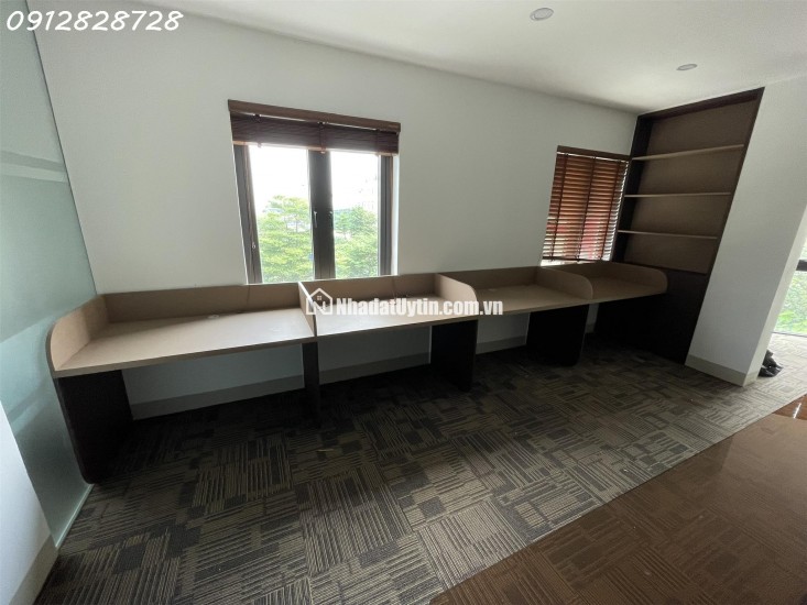 Cho thuê biệt thự ngõ 214 Nguyễn Xiển ,120m x 5 tầng 1 tum thông sàn , thang máy riêng có PCCC