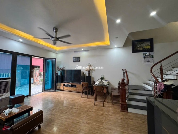 Bán nhà,đường Bát Khối\"Đông Dư cũ\", nhà đẹp ở ngay, 60m 3 tầng MT 6m 9.6tỷ