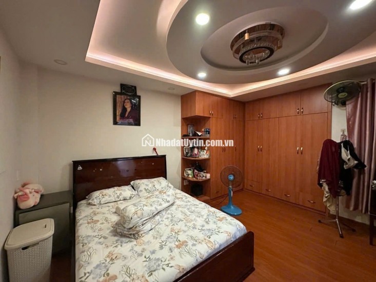 Nhà BTCT 4x13 HXH 1 trệt 2 lầu sân thượng 5PN chỉ 6,1 tỷ