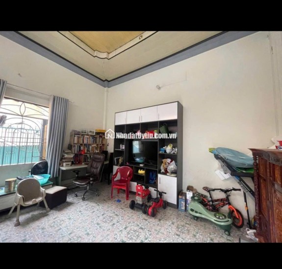 NHÀ GÓC 2 MẶT TIỀN – GIÁ CHỈ 1 TỶ 650 TRIỆU
Hẻm 129 Lê Hồng Phong, P. Tân Tiến, TP. Buôn Ma Thuột
Diện tích: 7x10m  Thổ cư 100%  Nhà góc 2 mặt tiền