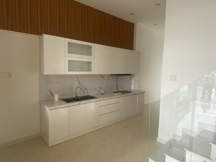 NHÀ MẶT TIỀN ĐƯỜNG NHỰA LỚN - TRUNG TÂM TT CẦN ĐƯỚC