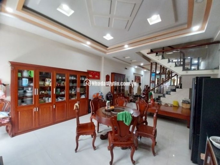 QUẬN 12 - BÁN NHÀ 2 MẶT TIỀN, 4 TẦNG LẦU, - MẶT TIỀN ĐƯỜNG NHỰA,CÓ LỀ ĐƯỜNG - DIỆN TÍCH NGANG 5.5M,DÀI 18M