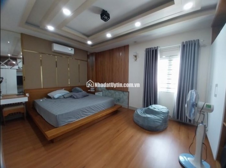 QUẬN 12 - BÁN NHÀ 2 MẶT TIỀN, 4 TẦNG LẦU, - MẶT TIỀN ĐƯỜNG NHỰA,CÓ LỀ ĐƯỜNG - DIỆN TÍCH NGANG 5.5M,DÀI 18M