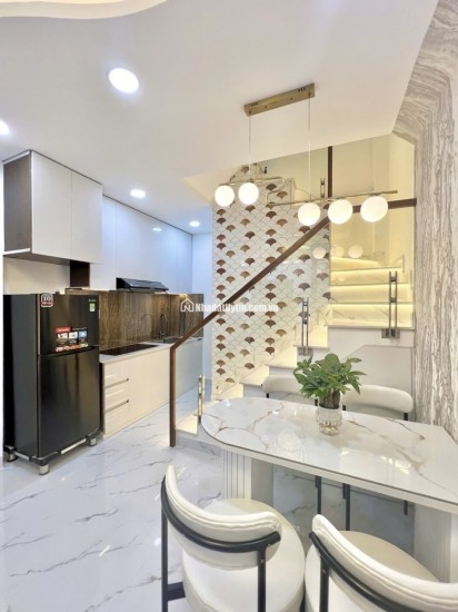 SIÊU PHẨM HOÀNG SA QUẬN 3

FULL NỘI THẤT SANG XỊN MỊN - 3 TẦNG 2PN

SD ~70M2 NGANG 3.6M SỔ A4 - 4.x TỶ