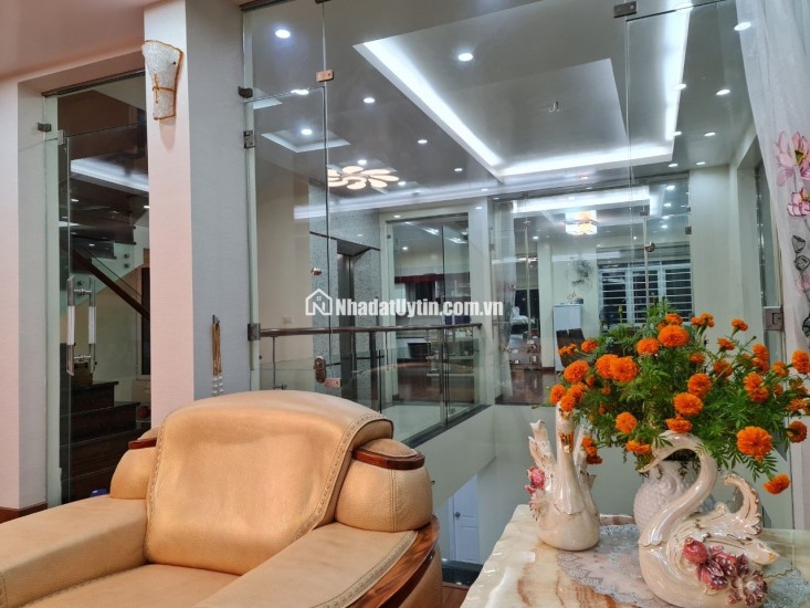 Cho thuê tòa biệt thự mặt đường Hoàng Thế Thiện 360m2