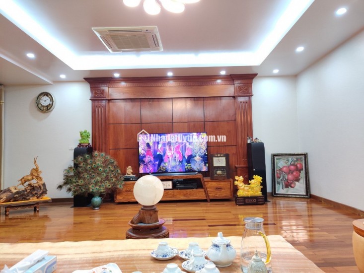 Cho thuê tòa biệt thự mặt đường Hoàng Thế Thiện 360m2