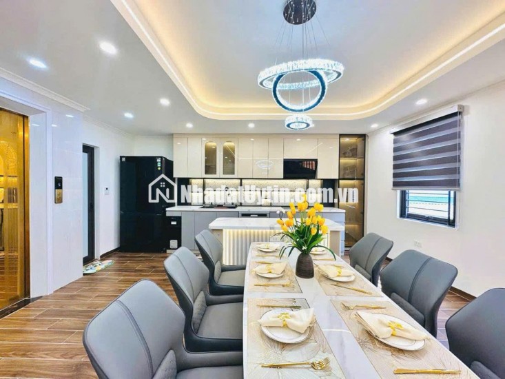 Siêu Phẩm Hiếm! Bán Nhà Đẹp, Thang Máy Quận Đống Đa - 141 Phố Thịnh Quang - S 40m2 - Giá Chào 14.8 Tỷ