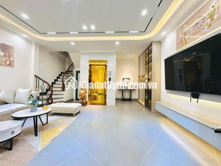 Siêu Phẩm Hiếm! Bán Nhà Đẹp, Thang Máy Quận Đống Đa - 141 Phố Thịnh Quang - S 40m2 - Giá Chào 14.8 Tỷ