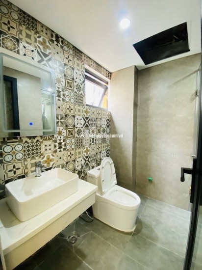 Nhà lô góc với thiết kế hiện đại gần chợ Phùng khoang
