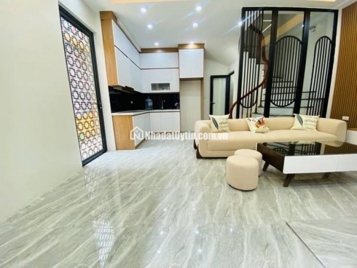 Nhà lô góc với thiết kế hiện đại gần chợ Phùng khoang