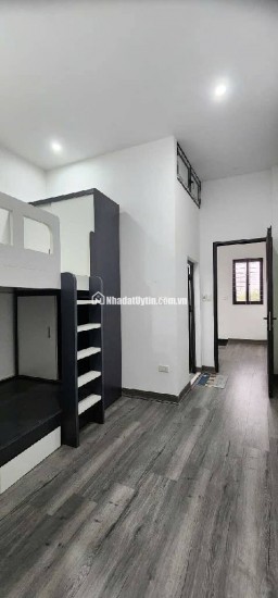 nằm ngay ngã 3 Ba La Dt hơn 40m, mặt tiền 3,5m , 3 tầng , thiết kế hiện đại thoáng mát