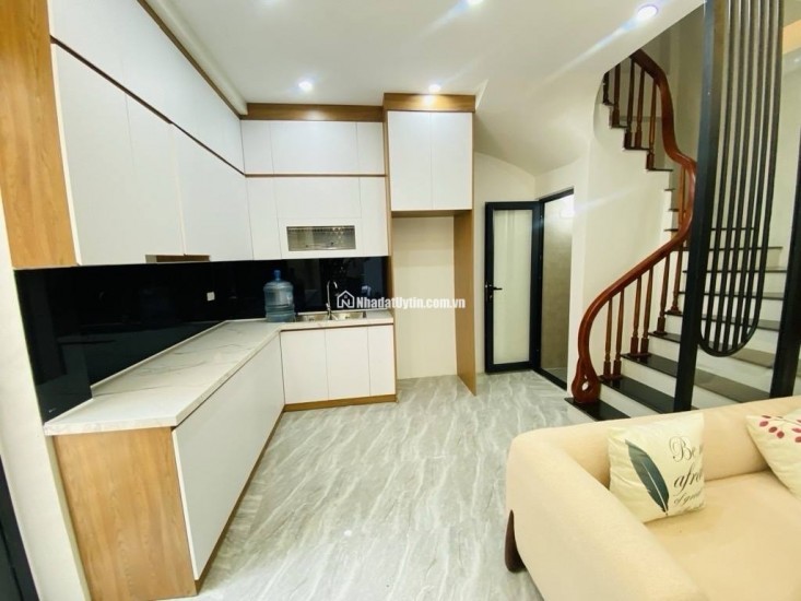 Nhà lô góc với thiết kế hiện đại gần chợ Phùng khoang