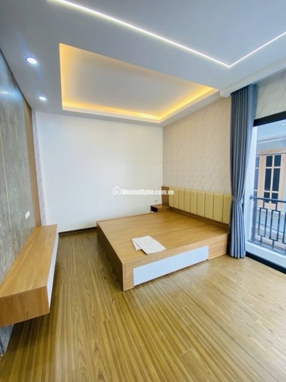 Nhà lô góc với thiết kế hiện đại gần chợ Phùng khoang