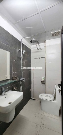 nằm ngay ngã 3 Ba La Dt hơn 40m, mặt tiền 3,5m , 3 tầng , thiết kế hiện đại thoáng mát