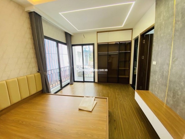 Nhà lô góc với thiết kế hiện đại gần chợ Phùng khoang